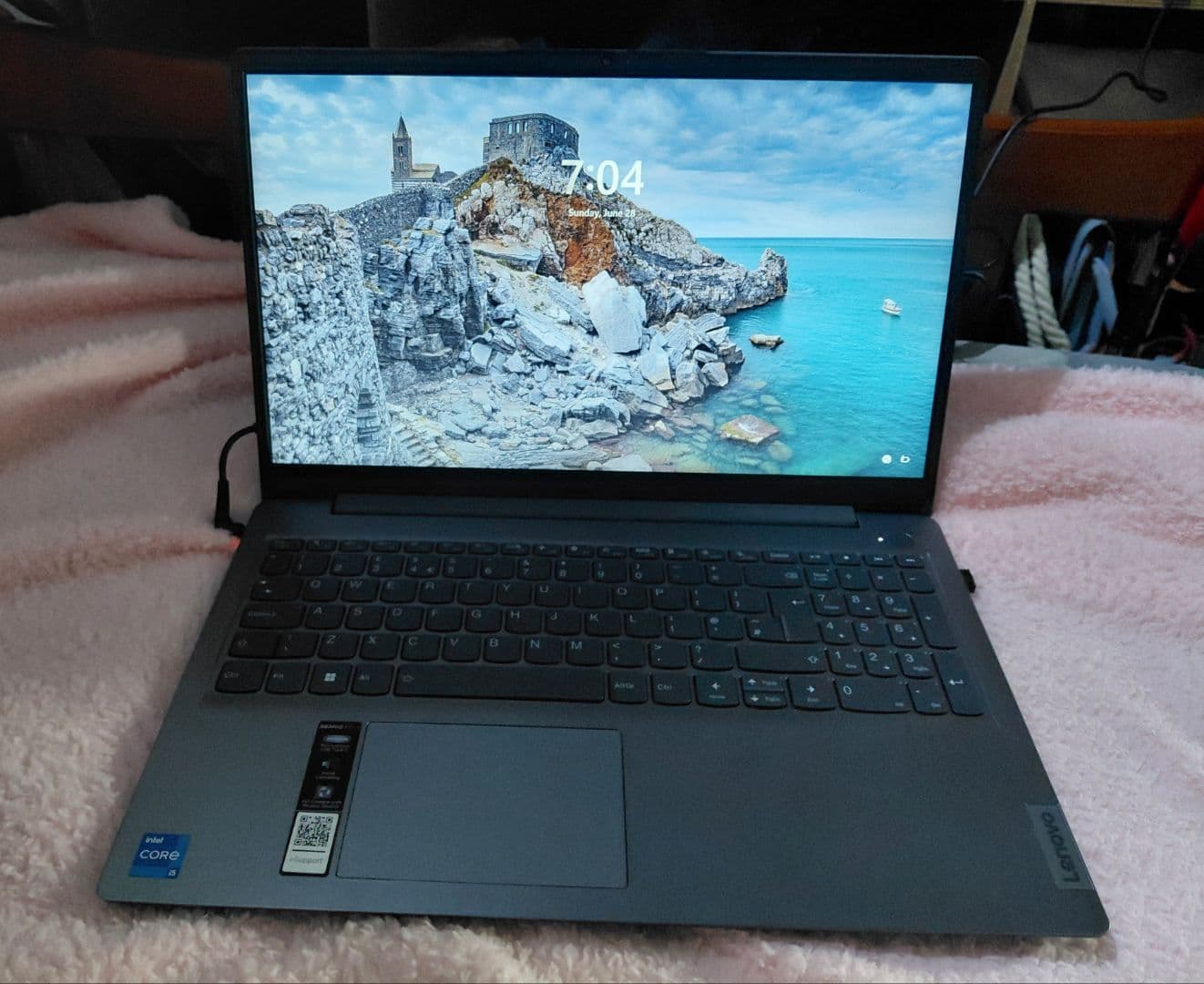 Lenovo IdeaPad 3 15IAU7 Laptop thumbnail 2