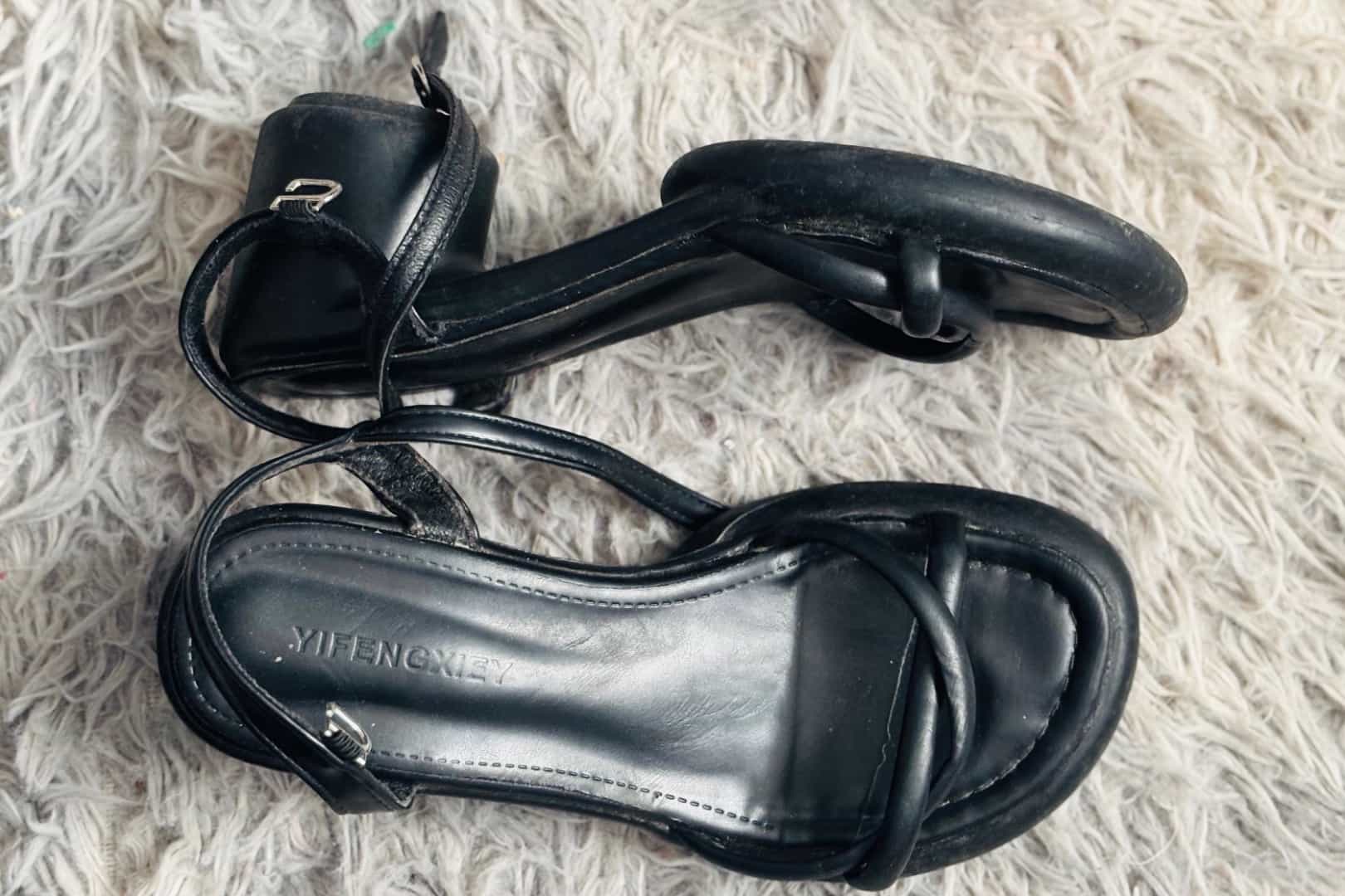 Yifengxiey Black Strappy Block Heel Sandals